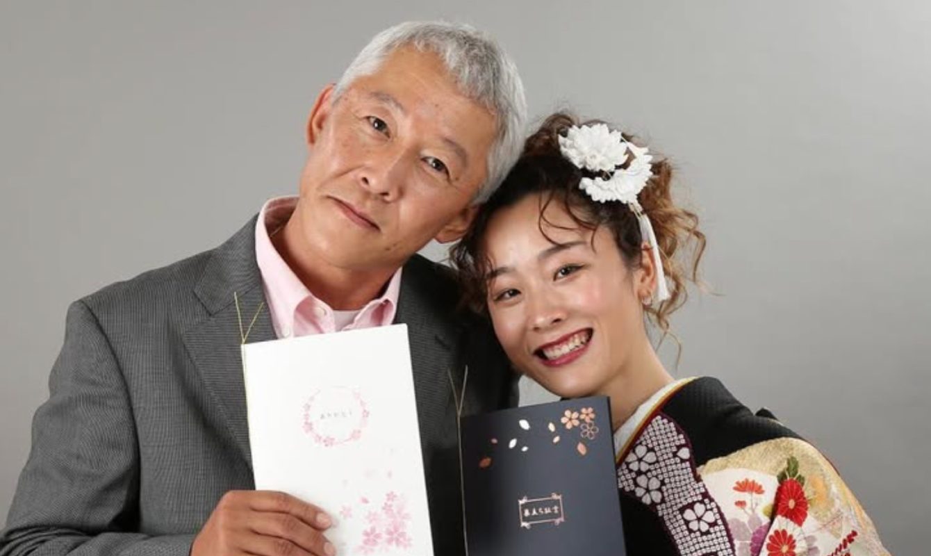 祖父と晴れ着姿の家族の記念写真