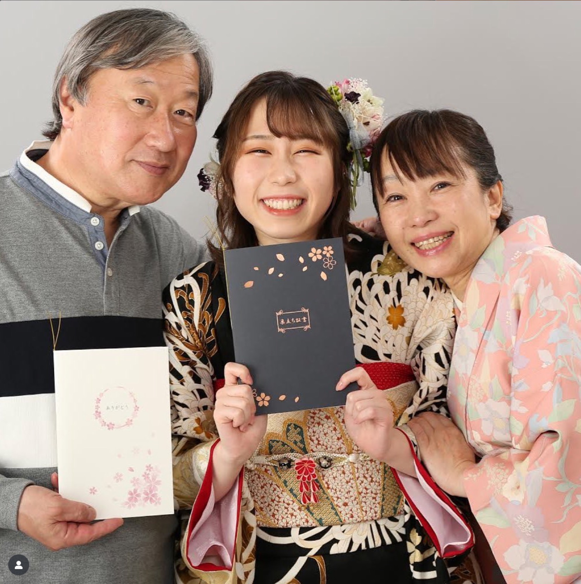 メッセージを交換する新成人と家族