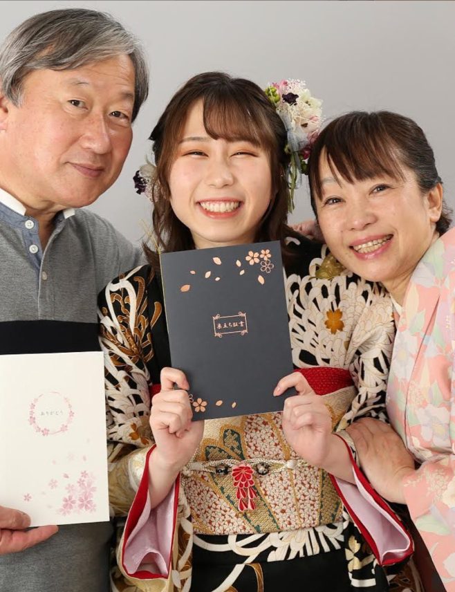 メッセージを交換する新成人と家族