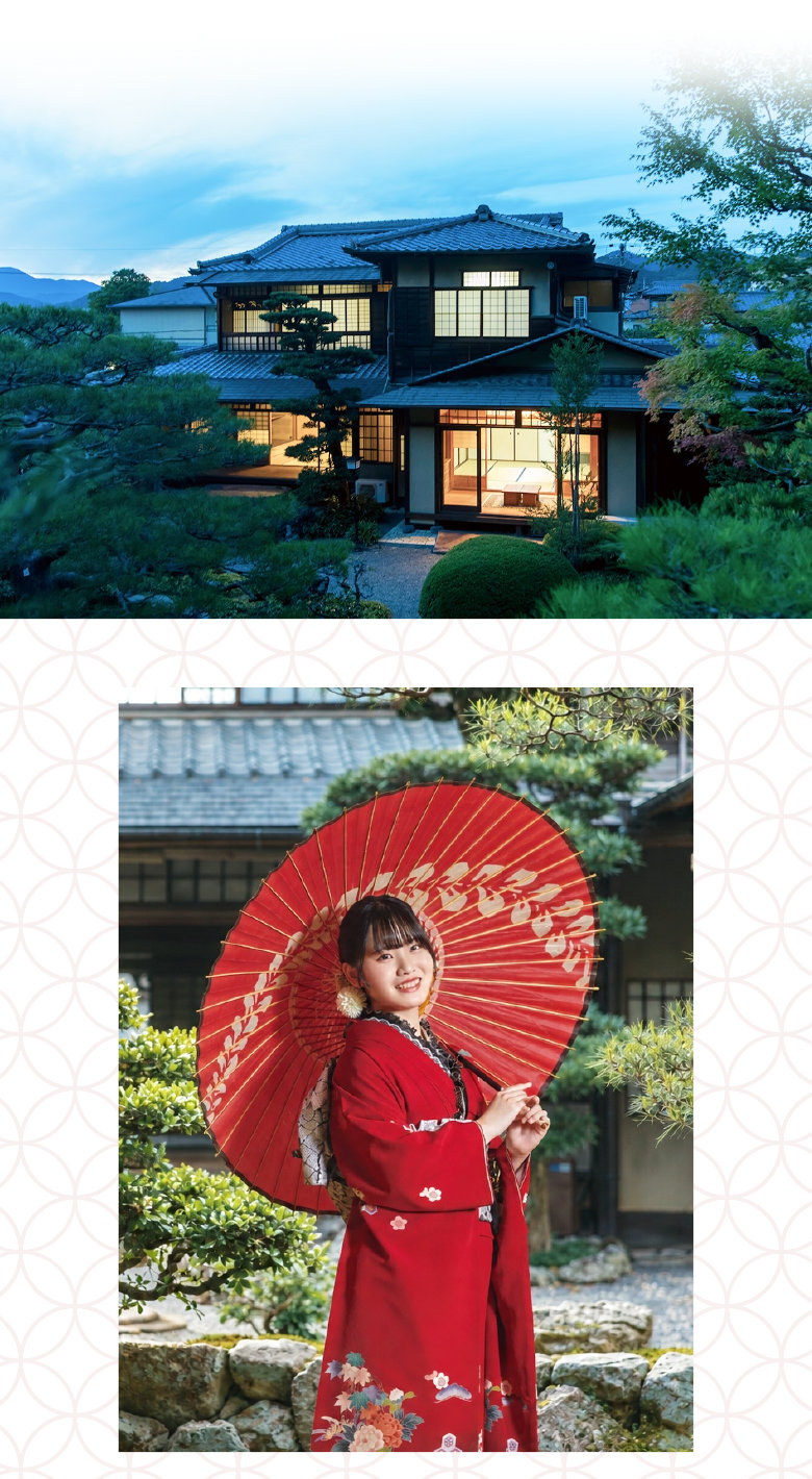 旧邸御室の邸宅と、日本庭園で和傘を差す振袖姿の写真