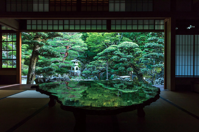 日本庭園を望む広間