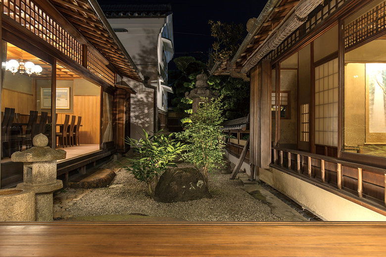 夕景の中庭と邸宅