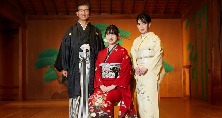 着物姿の家族5人の記念写真