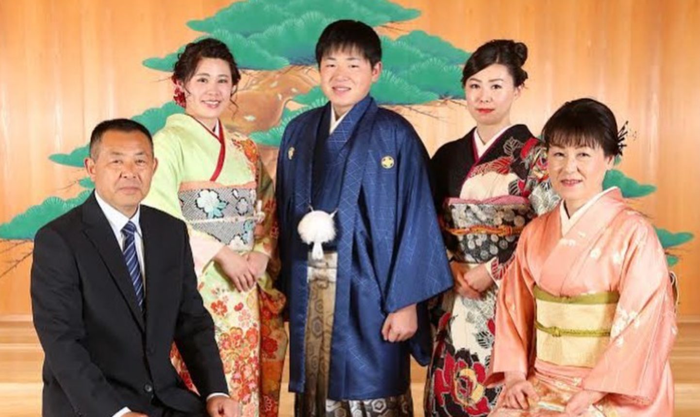 晴れ着姿の家族5人の記念写真