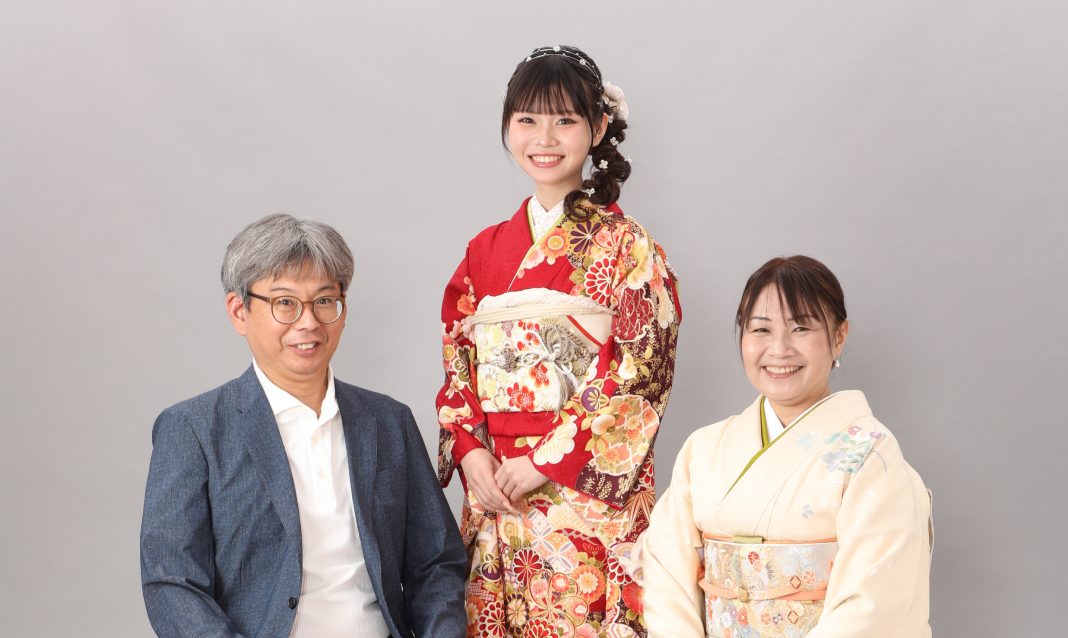 晴れ着姿の家族3人の記念写真
