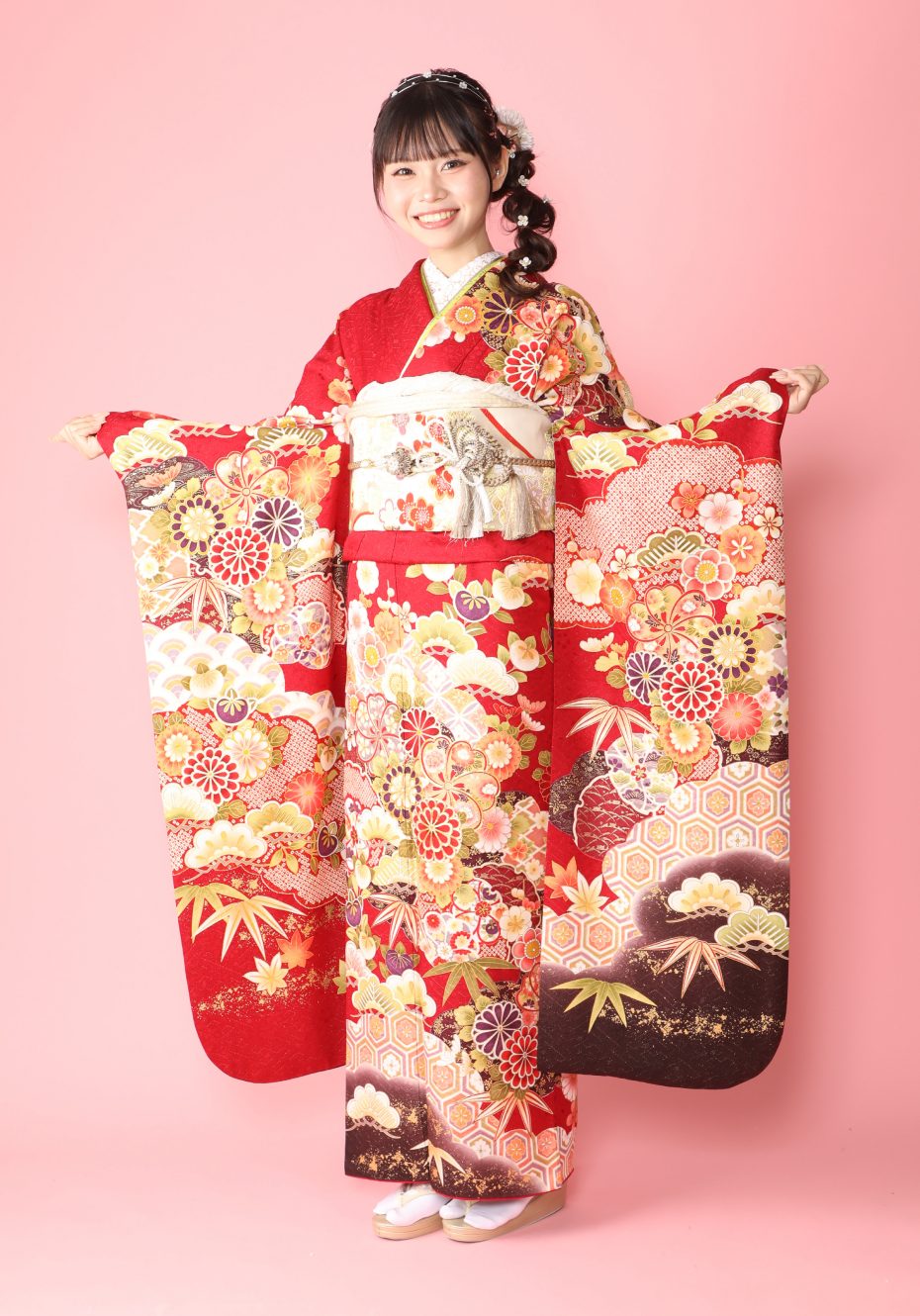 赤い振袖姿の新成人のポートレート