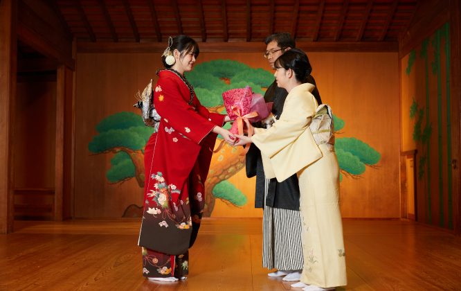 家族でセレモニーを行う様子