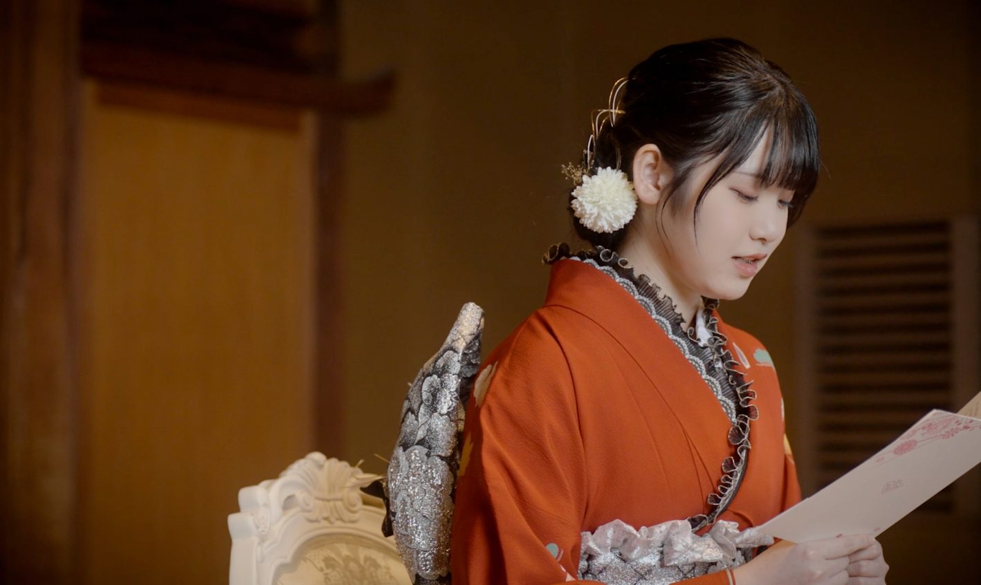 手紙を読む晴れ着姿の女性