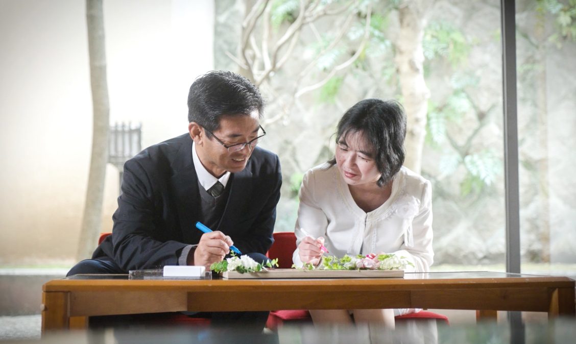 家族で手紙を書く様子