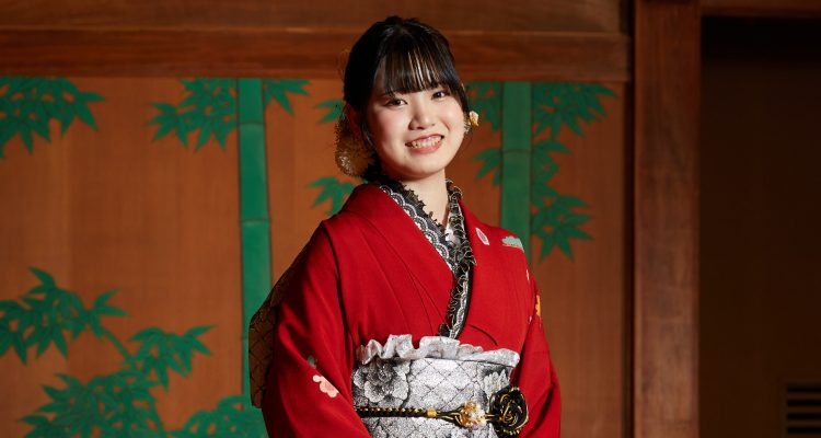 振袖姿の新成人と家族が過ごす様子
