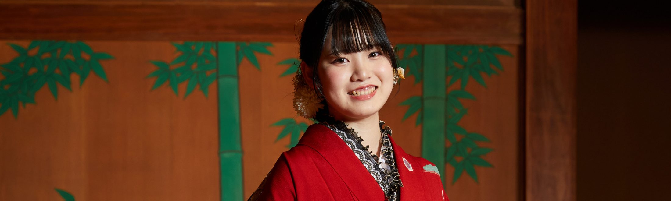 振袖姿の新成人と家族が過ごす様子