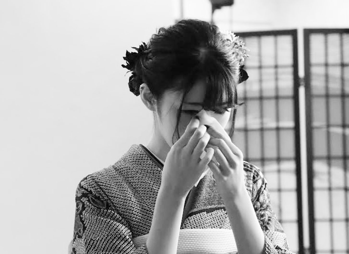 お化粧をし涙ぐむ新成人の写真