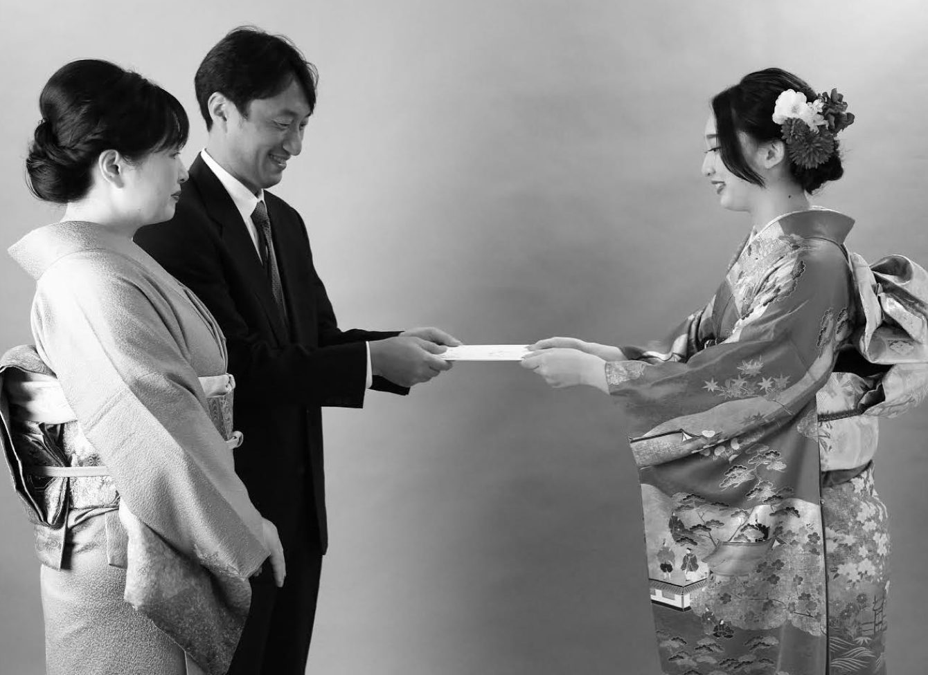 巣立ち証書を手渡す家族の写真