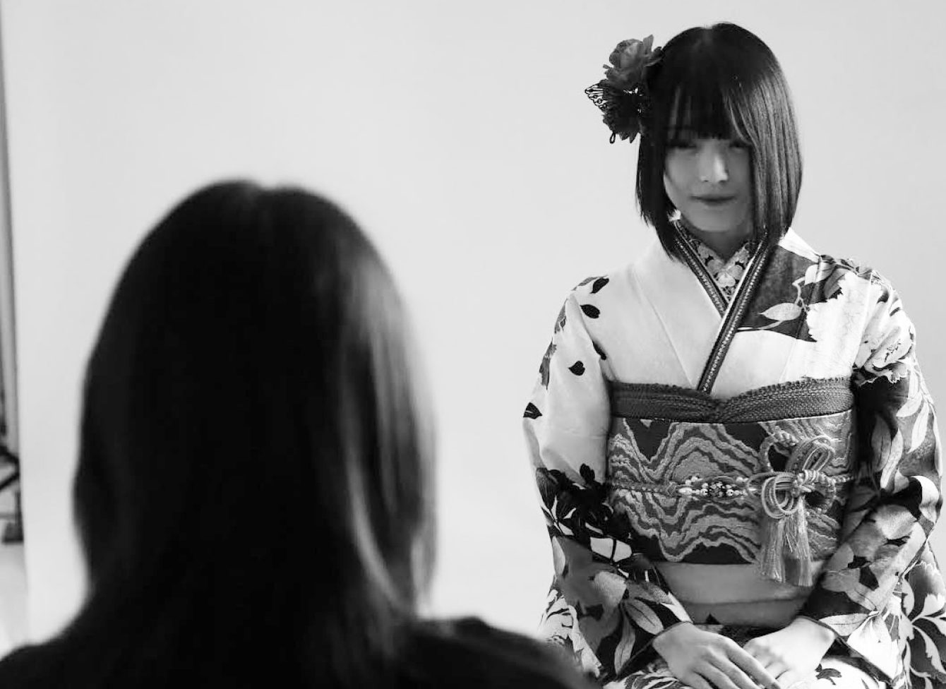 振り返る振袖姿の新成人の写真